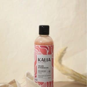 Une gelée coiffante sans rinçage à l’huile végétale de graines d’hibiscus, pour dessiner et fixer les boucles tout en légèreté.