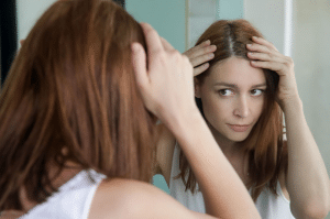 comment traiter les pellicules dans les cheveux
