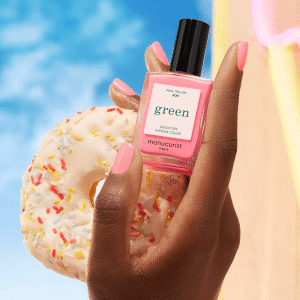 Vernis à ongles rose fluo vibrant avec des sous-tons orangés de la gamme Green, non irisé et vegan.