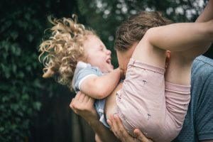 astuces de parent qui joue avec son enfant pour adoucir la vie avec l’eczéma