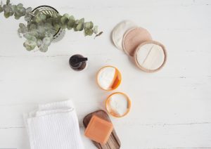 Routine de soins minimaliste avec des produits naturels et doux adaptés à la peau atteinte de rosacée