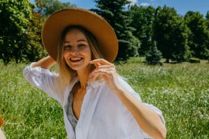Exposition au soleil et rayons UV, facteurs aggravants des poussées de rosacée