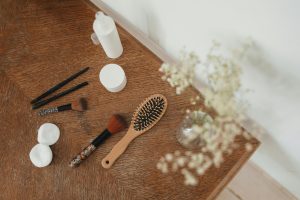 Produits de maquillage minéral et pinceaux doux adaptés aux peaux sensibles et réactives