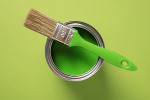 pinceau sur peau de peinture verte symbolisant le greenwashing